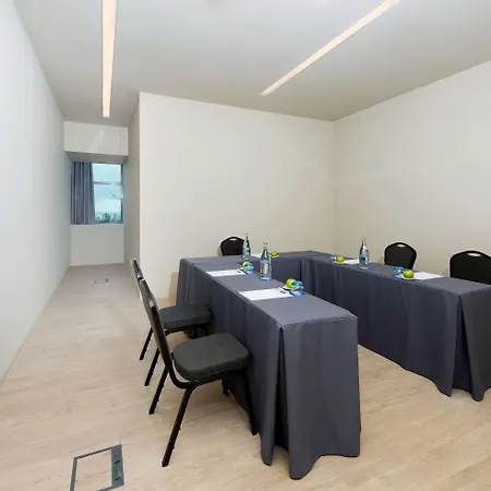 Отель Melia Aeroporto 4*