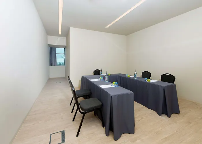 Отель Melia Aeroporto 4*